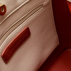 Best Borsa a spalla da Donna bianco off-white con dettaglio logo pendente in metallo Donna Borse A Spalla