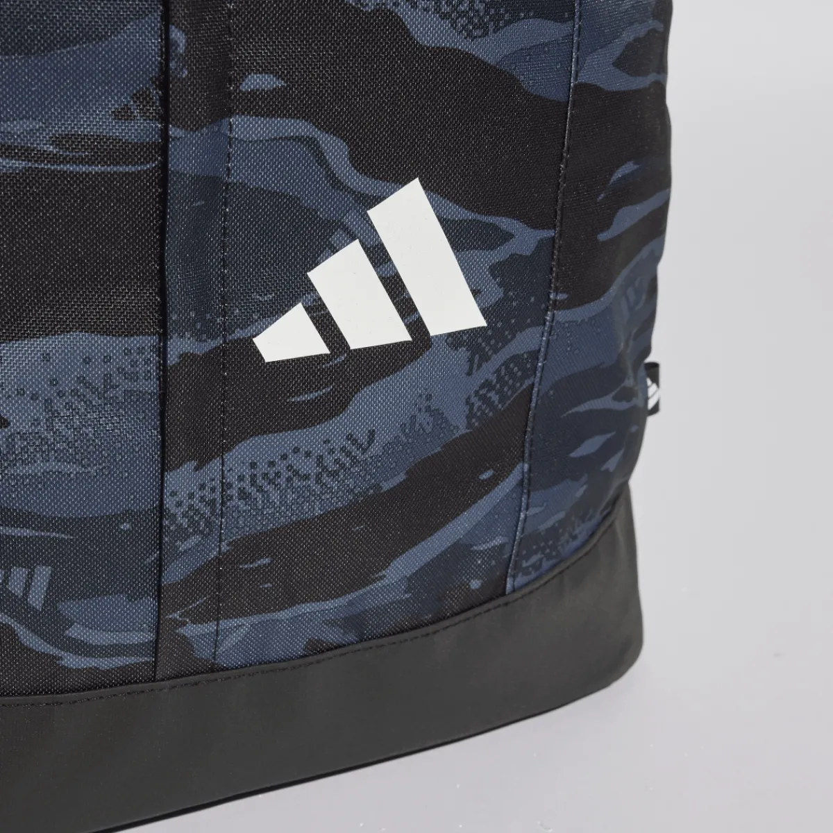 Outlet Borsa sport blu navy e nera con stampa mimetica e logo frontale Zaini Sportivi