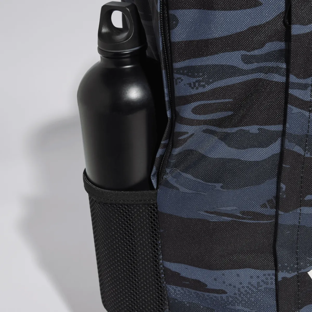 Outlet Borsa sport blu navy e nera con stampa mimetica e logo frontale Zaini Sportivi