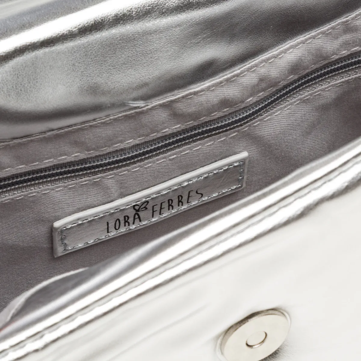 Borse a tracolla argento da Donna con catena e logo in metallo Donna Scarpe Eleganti|Borse Cerimonia