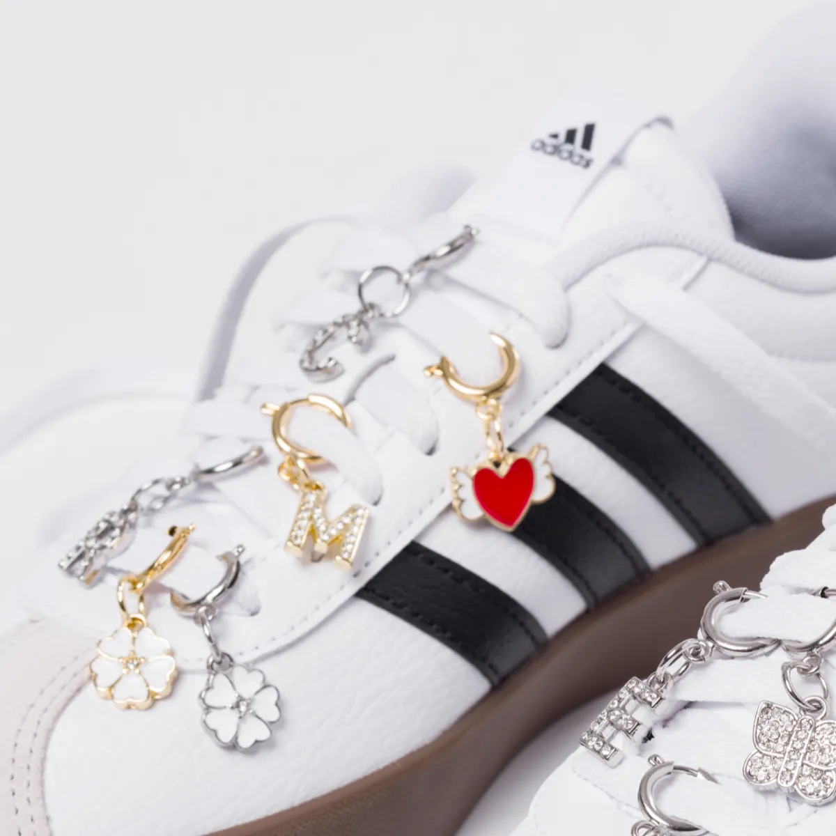 Charm Quadrifoglio bianco e oro decorazione scarpe Donna Charms ✨