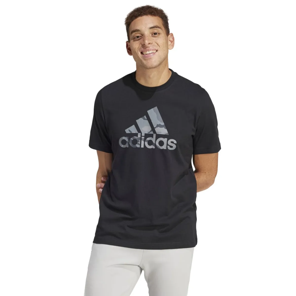 New T-shirt nera da uomo con logo camouflage Badge of Sport Uomo Abbigliamento Adidas|T-Shirt Uomo