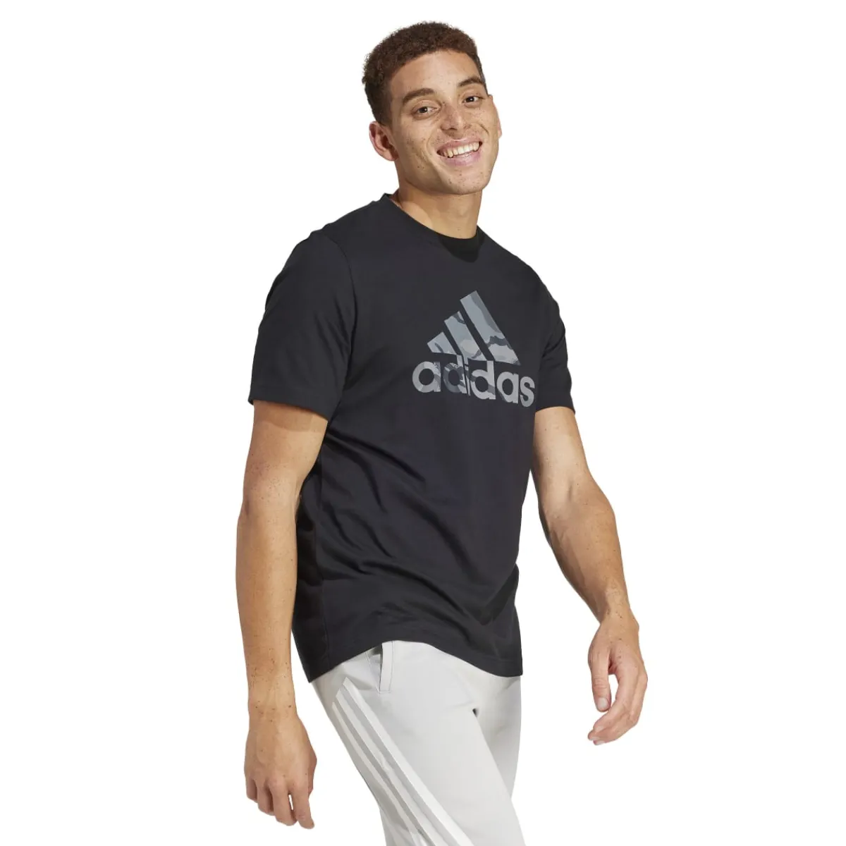 New T-shirt nera da uomo con logo camouflage Badge of Sport Uomo Abbigliamento Adidas|T-Shirt Uomo